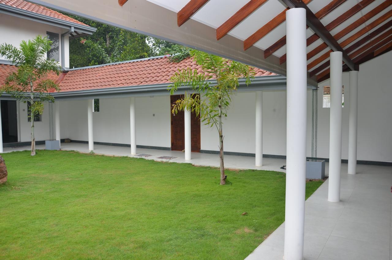 Anuhas Airport Villas Katunayaka Buitenkant foto