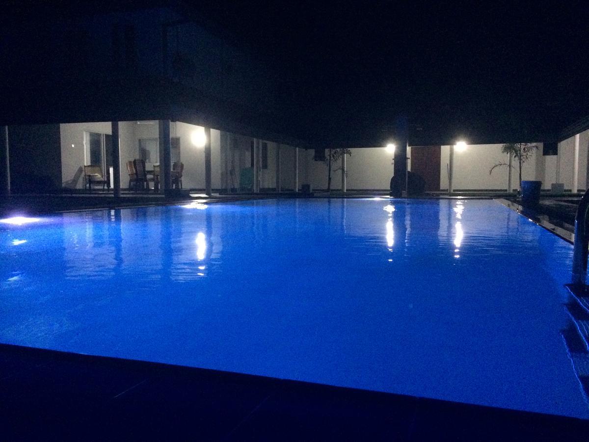 Anuhas Airport Villas Katunayaka Buitenkant foto